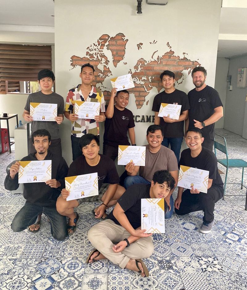 Wolkk Team mit Zertifikaten beim Training Camp