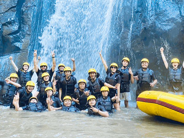 Wolkk Team Rafting-Abenteuer am Wasserfall